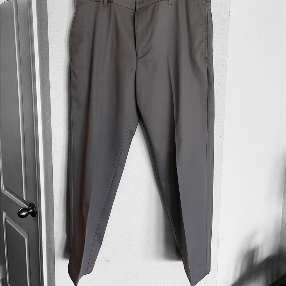 Men’s Van Heusen 38/30 Dress Pants Grey